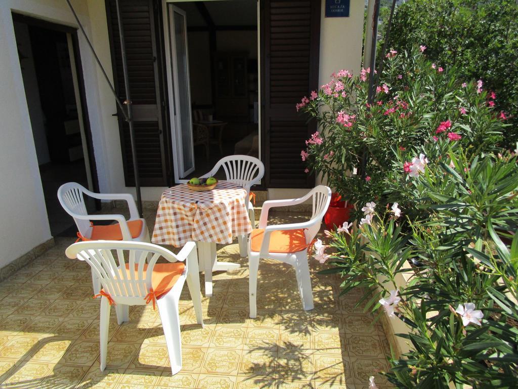 Beachfront House Nada - Happy Rentals Karlobag Quarto foto